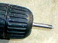 コースレッドをねじ込むドリル