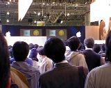 APPLE社のプレゼンビデオに見入る人たち
