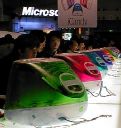 カラフルなiMACが並ぶ