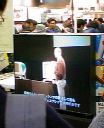 ExpoTV画面のジョブズ氏を見る人たち