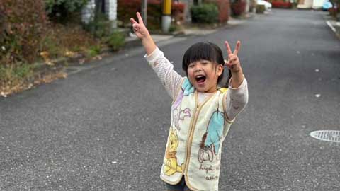 ボール遊びする孫