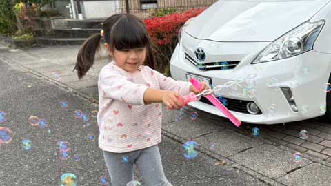 しゃぼん玉で遊ぶ孫