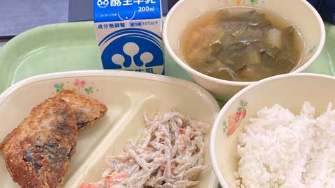 給食でサバの竜田揚げ