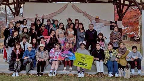 ベリーダンス＆ズンバの皆さんと集合写真