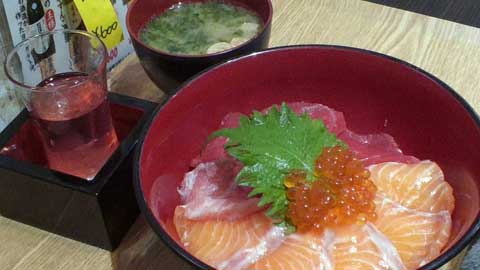 朝市丼と飛露喜