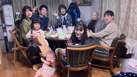 一族9人で囲む食卓