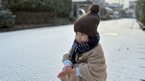 雪が積もり嬉しそうな孫